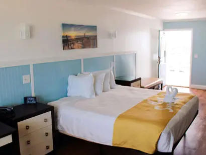 King bed in a Blue Heron Motel guest room with a kitchenette